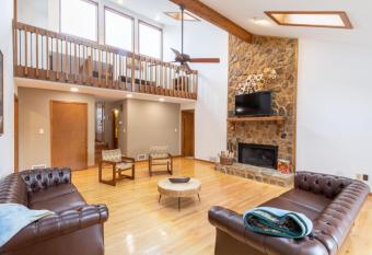 Beautiful Home in Lawrenceville has Balcony rooms