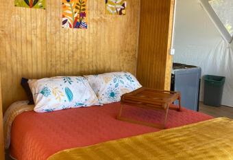 Domo con tinaja, Estaquilla allows 18 year olds to book a room