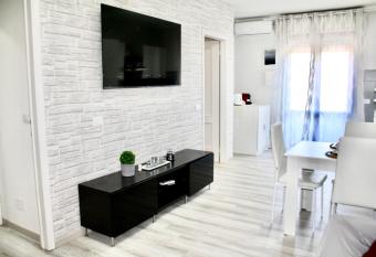 Viareggio Deluxe has Balcony rooms