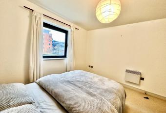 Cosy canal view apartment cardiff bay allows 18 year olds to book a room