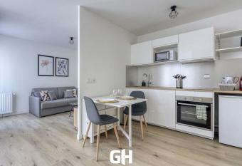 Le Season - Bel appartement - Proche Disney & Paris RER E has Balcony rooms