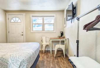 The Fountain Creek Inn of Manitou Springs has Balcony rooms