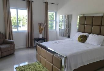 Harloes Luxury Suite - Kingston Jamaica allows 18 year olds to book a room