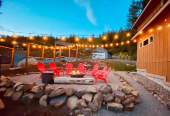 Sunset Ridge Retreat has Balcony rooms