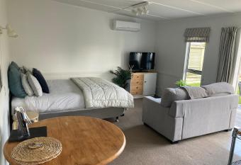 Cosy Studio on Hyde has Balcony rooms