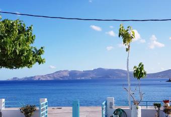 Haraki Mare Studios beach front has Balcony rooms