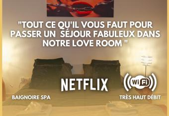 Suite Les Folies Douces & Spa BY NANCYINTIMELOUNGE has rooms with a private hot tub