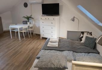 Kedves Apartman allows 18 year olds to book a room