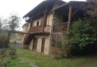 superbe petite maison de caract  re dans le Cantal has Balcony rooms