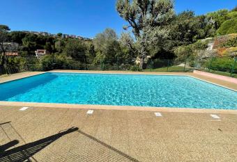 2 pi  ces, piscine, terrasse, jardin,    10 minutes de la mer allows 18 year olds to book a room