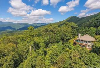 The Big Round Cabin - Blowing Rock, Big Deck Views, Hot Tub, Romantic, Secluded has Balcony rooms