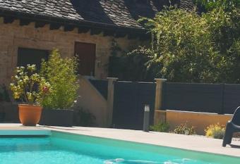 Grand appartement ind  pendant dans maison de caract  re avec piscine et pool house partag  s Proche Centre ville Parking priv   has Balcony rooms