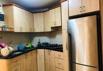 Hebron apartment has rooms with a private hot tub