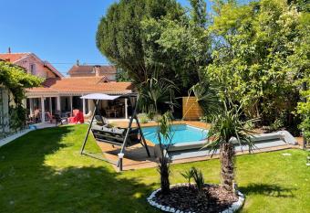 M  rig home Chambre BD climatis  e dans maison avec piscine au calme en ville, SdB & toilettes priv  s allows 18 year olds to book a room