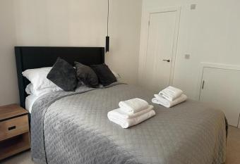 Central Nottingham NG1 Large Double Bedroom Spacious Apartment with Shared Courtyard & City Centre Parking has Balcony rooms