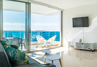 Apartamento en Samaria Club de Playa, Pozos Colorados, Santa Marta has rooms with a private hot tub