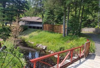 Cozy Cottage close to Tremblant 3 bedrooms hot tub has Balcony rooms