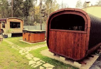 Tinyhouse Neuendettelsau has rooms with a private hot tub