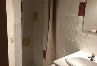 Apparemment avec jolie cour allows 18 year olds to book a room