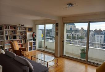 Bel appartement lumineux en centre-ville allows 18 year olds to book a room