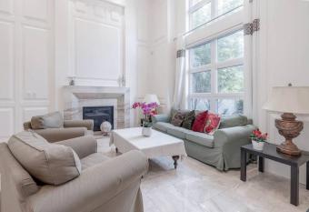 Luxurious 6-bedrooms house in Richmond allows 18 year olds to book a room