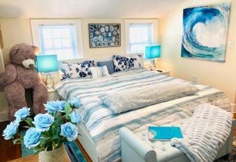 Framingham Center@Huge Bedroom w/Sofa, 65 inches TV & Desk allows 18 year olds to book a room