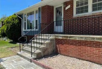 Spacious single family home close to VA and DC 5mins to MGM has Balcony rooms