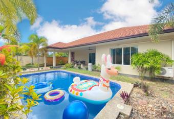 Holiday villa Pattaya has Balcony rooms