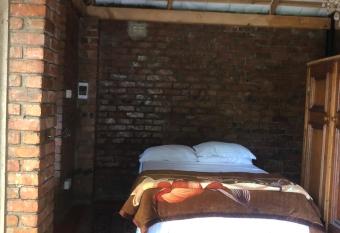 African feel studio with kitchenette - 2045 allows 18 year olds to book a room