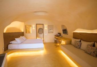 Chic Hotel Santorini has rooms with a private hot tub