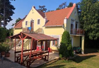 Balatonakali Teniszklub   s Vend  gh  z has Balcony rooms