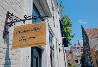 Boutique Hotel Bajoene allows 18 year olds to book a room