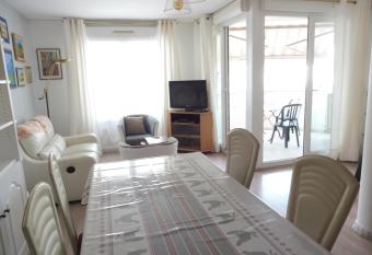 Nice 64m with a side view of the sea has Balcony rooms