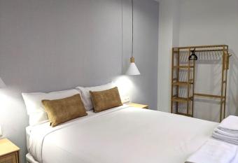 Fira 8 A 1min del Metro y Centro 15min has Balcony rooms