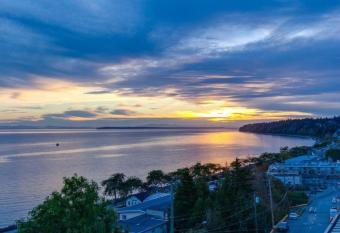 Vancouver Sea View Inn has Balcony rooms