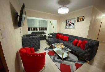 Lujoso apartamento a 15 minutos de el aeropuerto allows 18 year olds to book a room