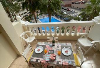 DORY HOUSE LOS CRISTIANOS allows 18 year olds to book a room