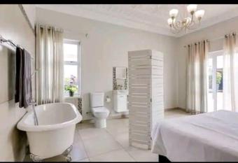 East Prestige lodge has rooms with a private hot tub