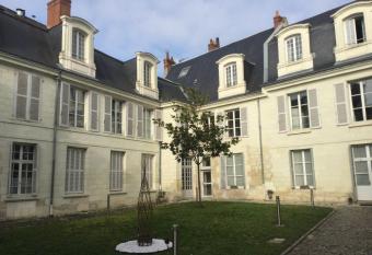 Joli duplex Tours quartier halles allows 18 year olds to book a room