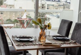 Stunning Sliema Penthouse, Central near Pool and Entertainment allows 18 year olds to book a room