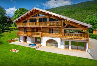 La Ferme de Mila - OVO Network has rooms with a private hot tub