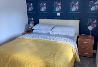 The Hideaway!! Skegness ground floor room free parking allows 18 year olds to book a room