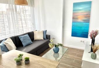 Wifi, Smart TV, Fire Stick Amazon, Vistas al mar, Centro a 5 minutos, Playa 15 minutos allows 18 year olds to book a room