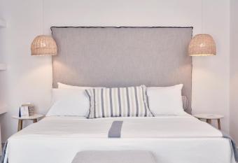 Archipelagos Hotel - Small Luxury Hotels of the World has rooms with a private hot tub