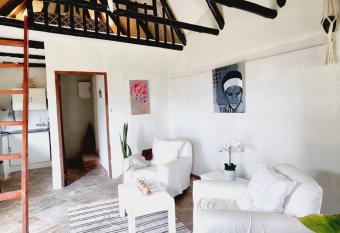 The Loft: Cosy 1 Bed Loft W/ Amazing View and Pool allows 18 year olds to book a room