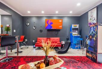 ARTSY VILLA has Balcony rooms