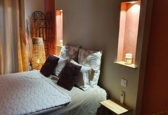 Le petit coin de Provence allows 18 year olds to book a room