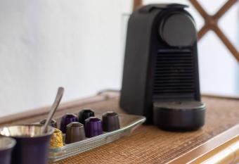 Paradisiaca Casa Las Palmas con Alberca Climatizada 5 suites allows 18 year olds to book a room