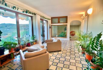 La Casa de Bonela allows 18 year olds to book a room