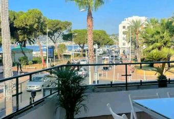 Coquet logement vu mer    2 pas des plages has Balcony rooms